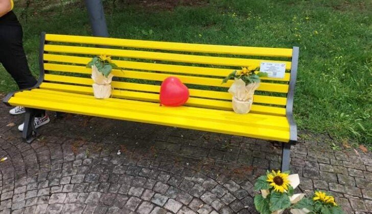 Una panchina gialla ad Alessandria per rendere visibile la malattia invisibile: l’endometriosi