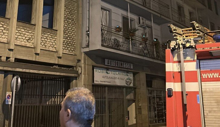 Intervento in via Calvi a Valenza per mettere in sicurezza la facciata di un palazzo