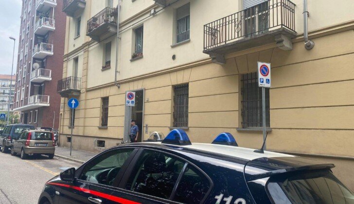 Accertamenti dei Carabinieri per una donna trovata morta in un appartamento