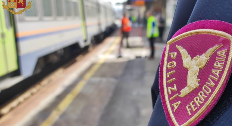 Tenta il suicidio sui binari: a Serravalle salvataggio della Polizia di Stato