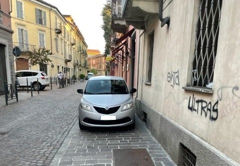 Parcheggi selvaggi sui marciapiedi in via Cavour: un alessandrino invoca più controlli e più paletti