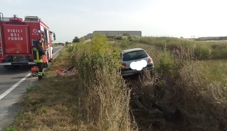 Incidente a Spinetta Marengo: auto finisce in un fosso in Strada Kennedy