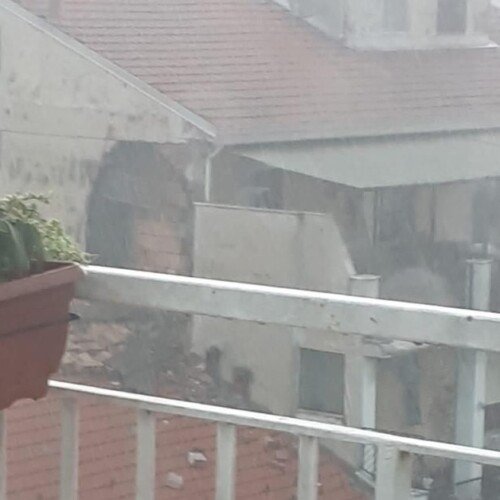 Maltempo ad Alessandria: crollata una parte di muro già pericolante di un edificio in via Gramsci