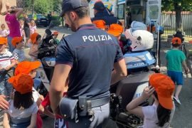 La Polizia incontra i piccoli studenti di Tortona per la Festa delle Sirene