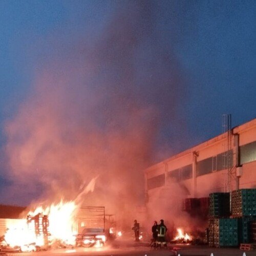 Vigili del Fuoco spengono incendio nel cortile di un’azienda a Gerlotti