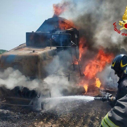 Mietitrebbia in fiamme in un campo a Isola Sant’Antonio: situazione sotto controllo