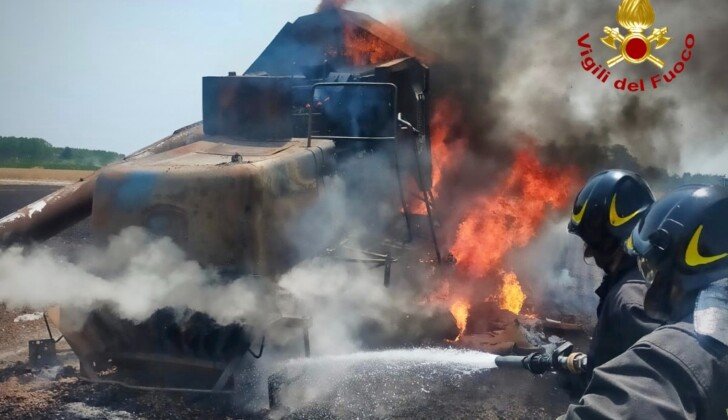 Mietitrebbia in fiamme in un campo a Isola Sant’Antonio: situazione sotto controllo