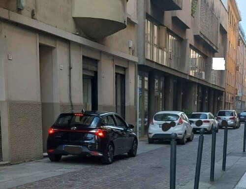 Parcheggi selvaggi in via Trotti, la segnalazione di un alessandrino: “Per i residenti è diventata una prigione”