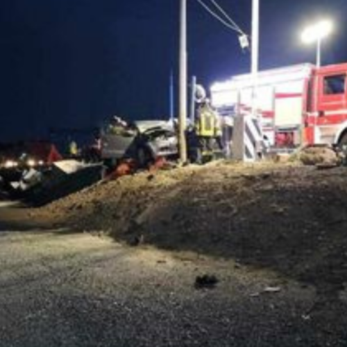 Incidente nella notte sulla SP244 a Cantalupo: auto si schianta contro un palo, ferito il conducente