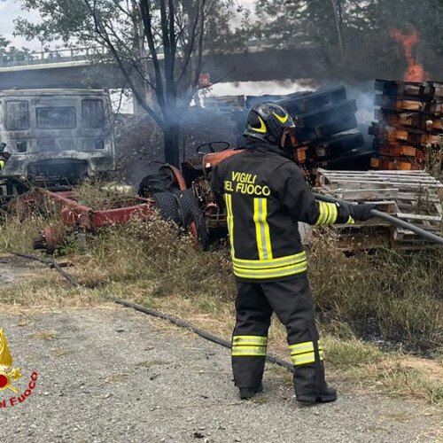 Incendio nel capannone di una cascina a Castellazzo: in corso le operazioni di bonifica