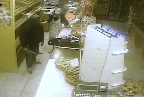 Punta coltello contro una dipendente e scappa con l’incasso. Il [VIDEO] della rapina nella panetteria di Solonghello