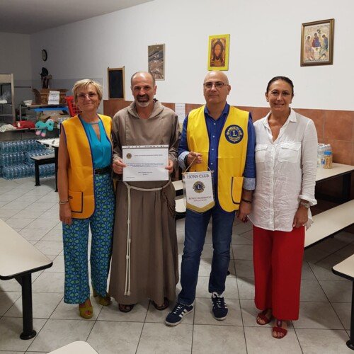 Il Lions Club Bosco Marengo Santa Croce dona buona spesa alla mensa San Francesco