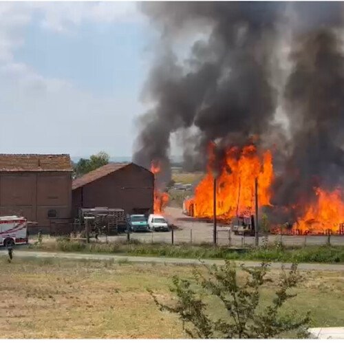 Vasto incendio in una cascina a Castellazzo. Il [VIDEO] dell’intervento dei Vigili del Fuoco