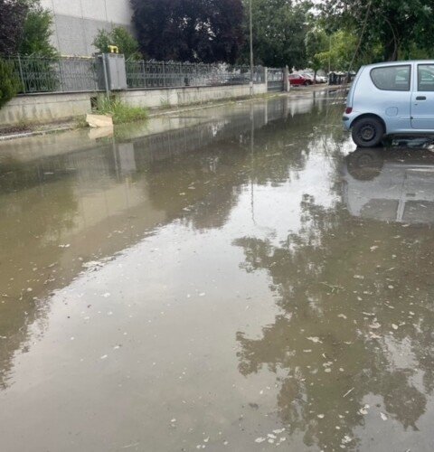 Disagi in via Einaudi dopo la rottura di una tubatura in strada: “Da ieri siamo senza acqua”  