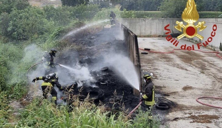 Pneumatici in fiamme a Cavacurta: nessuna persona coinvolta