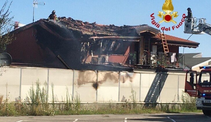 Incendio devasta due villette a Trezzano sul Naviglio: danni alle strutture ma nessun ferito