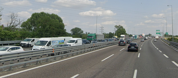 Incidente sulla A50 a Milano: tre autovetture coinvolte, traffico in tilt
