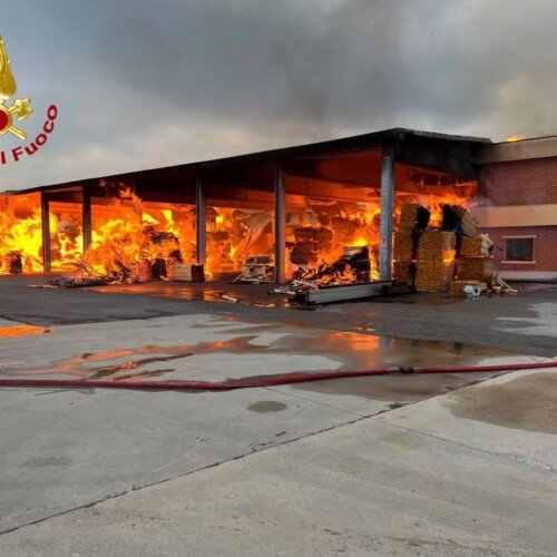 Grande incendio in un deposito di legname a Villanterio: Vigili del Fuoco ancora sul posto