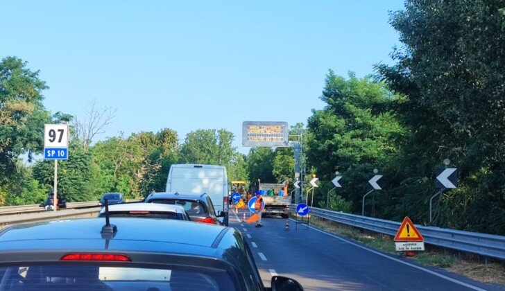Asfaltature ingolfano il traffico tra Spinetta e Alessandria. La rabbia degli automobilisti rimasti in coda