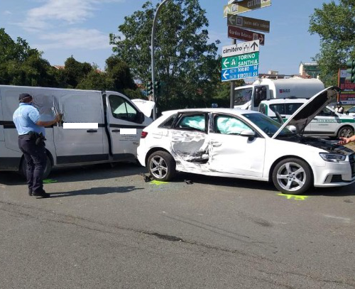 Incidente tra un furgone e un’auto ad Alessandria: soccorse una madre e le due figlie
