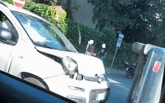 Auto ribaltata in via Palermo dopo lo scontro con un altro mezzo: nessuna grave conseguenza