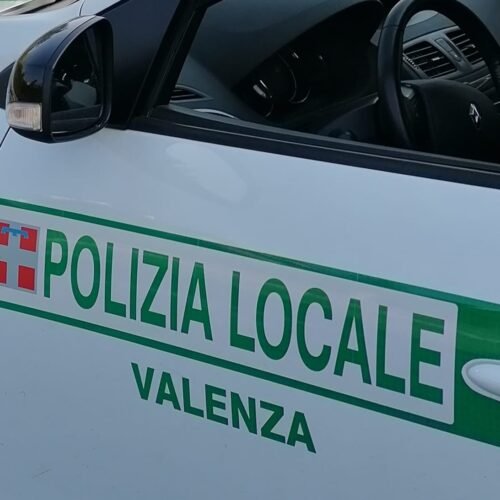 Polizia Locale di Valenza soccorre una signora colpita da malore su una panchina
