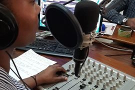 Come comunicare in radio. Dopo la formazione, la “prova microfono” negli studi Radio Ribeira Brava