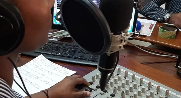 Come comunicare in radio. Dopo la formazione, la “prova microfono” negli studi Radio Ribeira Brava