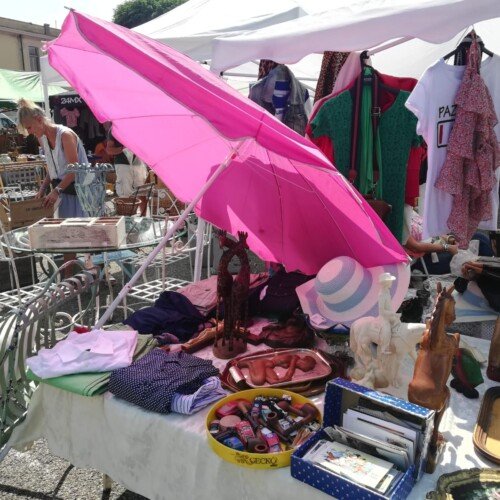 Il mercatino dell’antiquariato aperto anche il 13 agosto, arricchito dall’anguriata