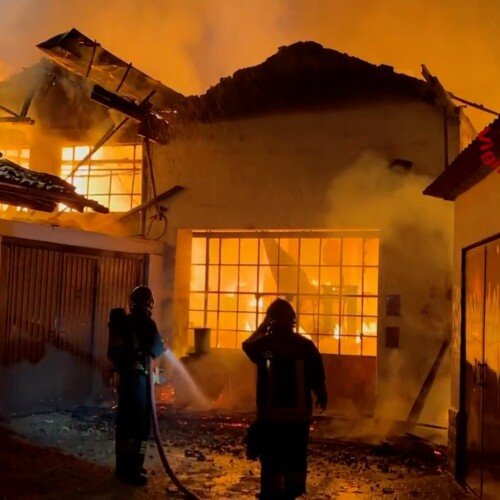 Azienda in fiamme a Sant’Angelo Lodigiano: quattro squadre dei Vigili del Fuoco al lavoro nella notte