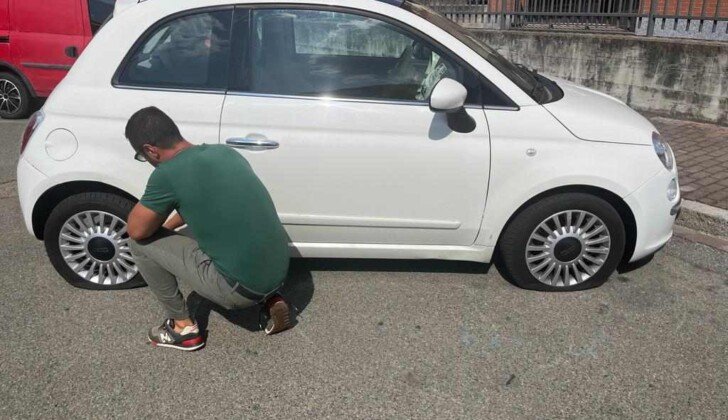 Lascia l’auto in piazza Genova e trova due gomme tagliate. Lo sfogo dell’ex consigliere: “In una città civile non dovrebbe succedere”