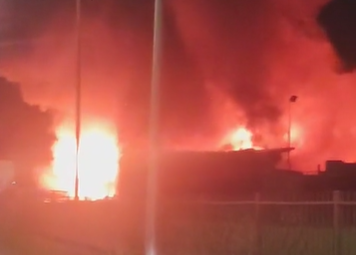 Le immagini dell’incendio che ha colpito un capannone a Strevi