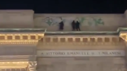 Vandalismo alla Galleria Vittorio Emanuele II: indagini e indignazione a Milano