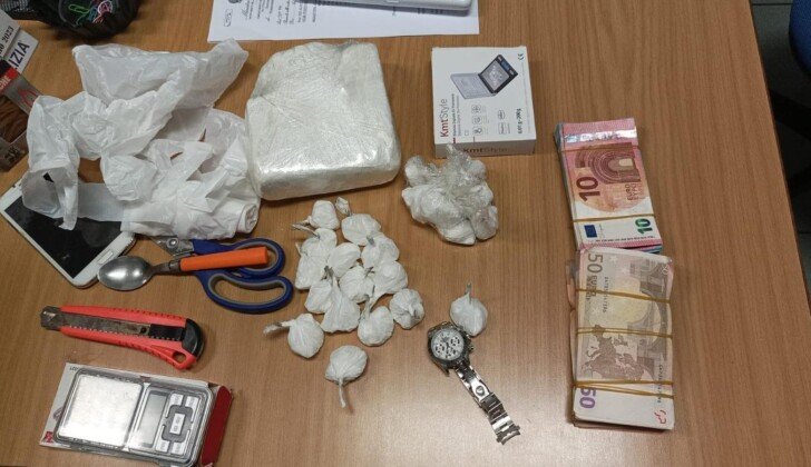 Squadra Mobile scopre spacciatore: sequestrati oltre 700 grammi di cocaina