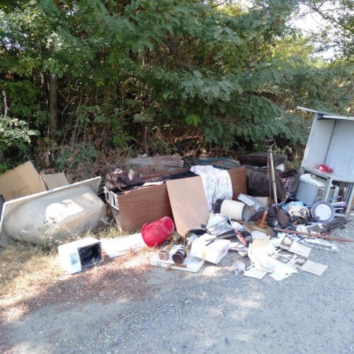 Vasca, mobili e altri rifiuti abbandonati al quartiere Europa di Alessandria: 1200 euro di multa al responsabile
