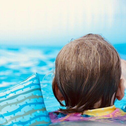 Rischia di annegare in piscina: infermiere fuori servizio rianimano bambina di 3 anni