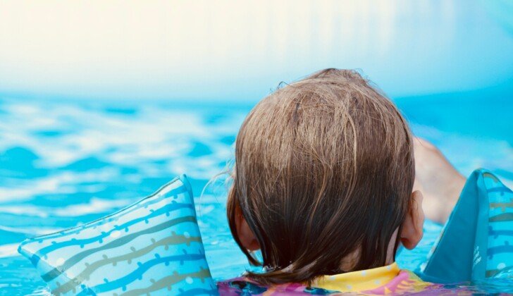 Rischia di annegare in piscina: infermiere fuori servizio rianimano bambina di 3 anni
