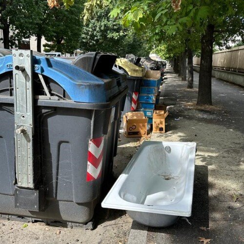 Vasca da bagno e scatole abbandonate vicino ai cassonetti in via Di Vittorio: identificato uno dei responsabili
