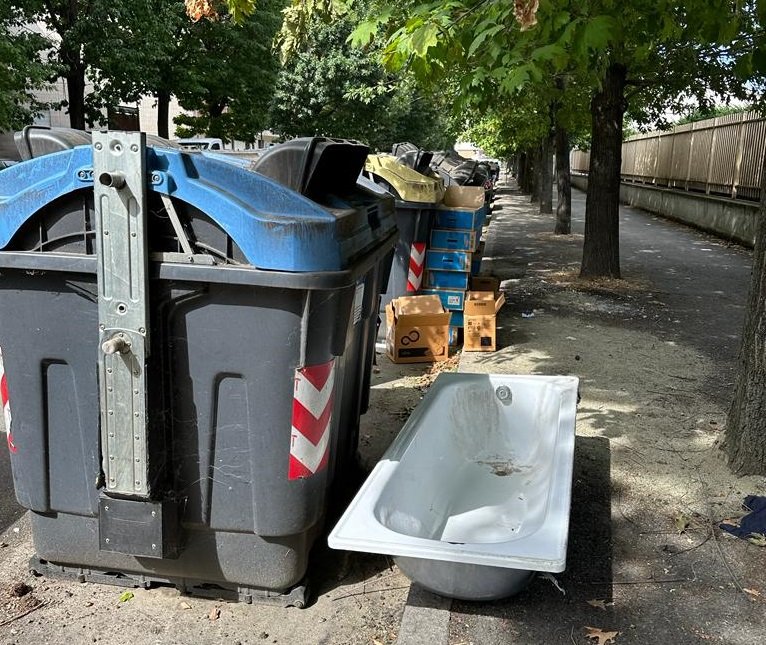 Vasca da bagno vicino ai bidoni via Di Vittorio: trovato responsabile