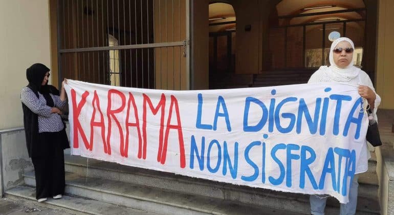“Case come topaie” negli alloggi popolari di Tortona: la protesta davanti all’Atc