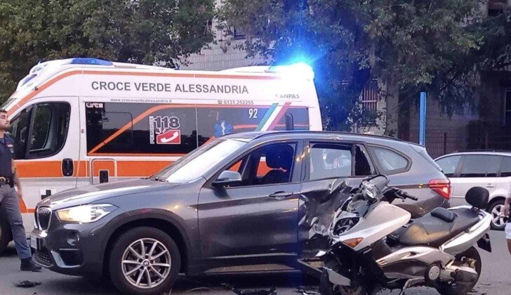 Incidente in corso IV Novembre ad Alessandria: coinvolte un’auto e una moto