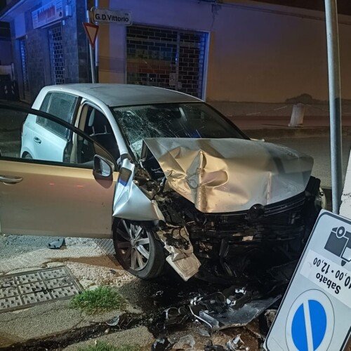 Incidente nella notte a Novi: auto contro un muro