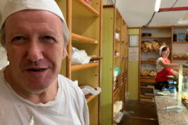 Il saluto gentile della panetteria in via Plana: addio a quel profumo cominciato nel 1971