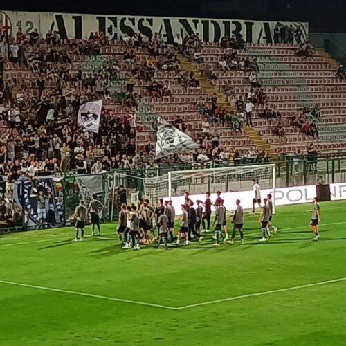 Alessandria Calcio, l’incitamento della Nord prima della sfida al Novara: squadra sotto la Gradinata