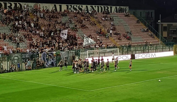 Alessandria Calcio, l’incitamento della Nord prima della sfida al Novara: squadra sotto la Gradinata