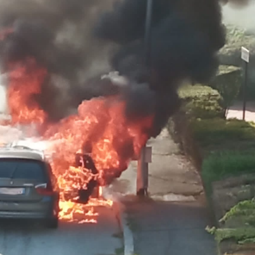 Auto in fiamme in via don Giovine: traffico deviato