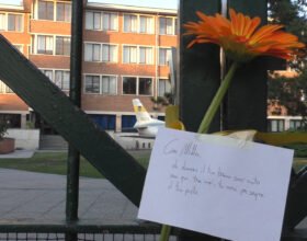 Tragedia Alessandria, all’Istituto Volta un fiore e un biglietto per Matteo: “Qui avrai per sempre il tuo posto”