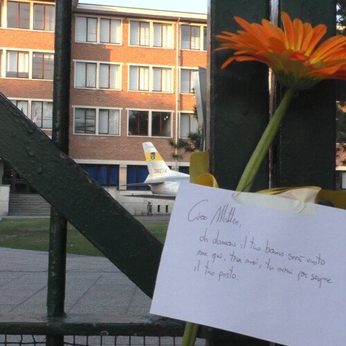 Tragedia Alessandria, all’Istituto Volta un fiore e un biglietto per Matteo: “Qui avrai per sempre il tuo posto”