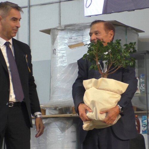 Fabbrica Sostenibile: all’evento di Confindustria Alpla Tortona passa il bonsai a Metlac di Bosco Marengo