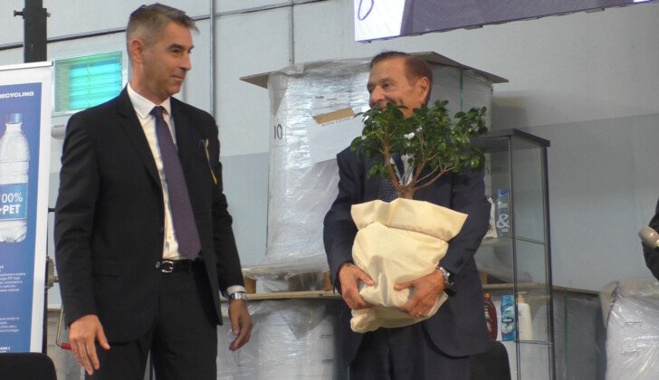 Fabbrica Sostenibile: all’evento di Confindustria Alpla Tortona passa il bonsai a Metlac di Bosco Marengo